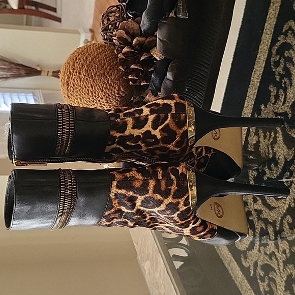 MICHAEL KORS HAYA BOOTIE - Picture 8 of 10